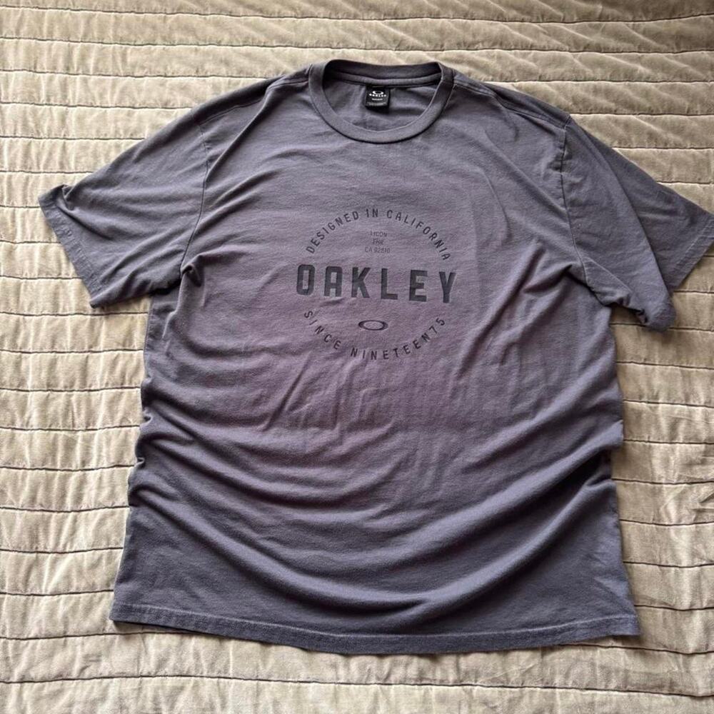 Vintage-Style Gray Oakley Graphic Spellout T-Shirt